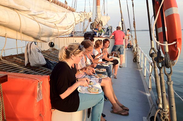 Catering mogelijkheden tijdens feest op een boot